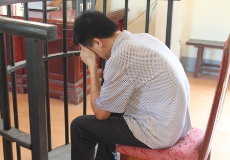 Giết “bồ”, bắn trúng cháu bé hàng xóm - 2 Bị cáo Lê Sỹ Hạo cúi gằm mặt, lý nhí trả lời xét hỏi của HĐXX.