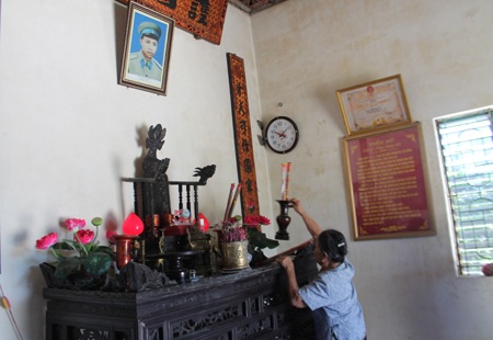 Anh ngã xuống khi tay còn nắm chắc lá cờ chỉ huy - 4 Anh ngã xuống khi tay còn nắm chắc lá cờ chỉ huy