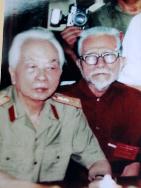 Anh ngã xuống khi tay còn nắm chắc lá cờ chỉ huy - 5 Anh ngã xuống khi tay còn nắm chắc lá cờ chỉ huy