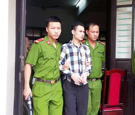 Phan Đức Xuân được dẫn giải về trại giam khi phiên tòa kết thúc.