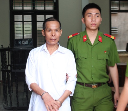 Gái bán dâm cùng chủ chứa buôn bán trẻ em - 1 Bùi Văn Hường được dẫn giải ra khỏi phiên tòa.