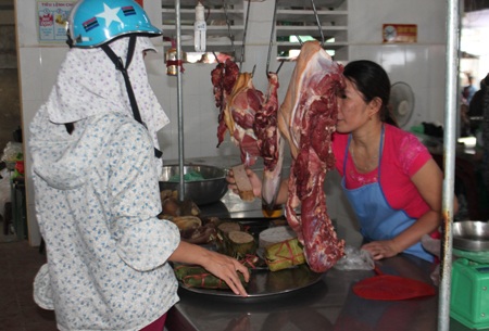 Xã thu thừa hàng chục triệu của dân: Chưa trả lại cho dân - 2 Thịt bán trong khu thực phẩm sạch Mai Trang vẫn chưa được kiểm dịch trước khi bán.