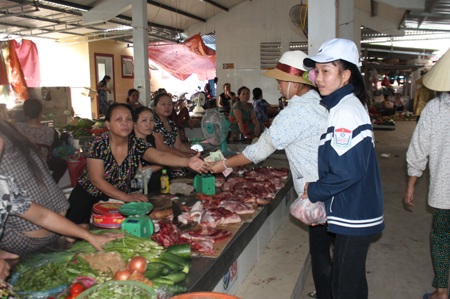 Xã thu thừa hàng chục triệu của dân: Chưa trả lại cho dân - 3 Thịt vẫn được bày bán ngoài khu vực quy hoạch của Dự án.