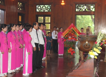 Triệu tấm lòng hướng về Làng Sen quê Bác - 4 Cán bộ BQL Khu di tích Kim Liên dâng hoa, dâng hương tưởng nhớ Bác Hồ.
