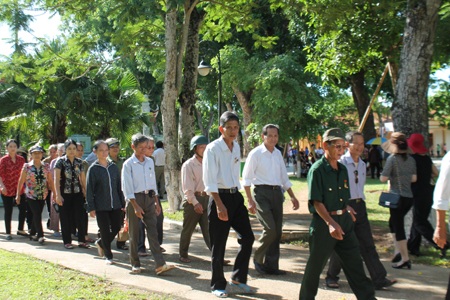 Triệu tấm lòng hướng về Làng Sen quê Bác - 2 Hàng nghìn người dân đã tới Khu di tích Kim Liên trong ngày giỗ thứ 45 của Chủ tịch Hồ Chí Minh.