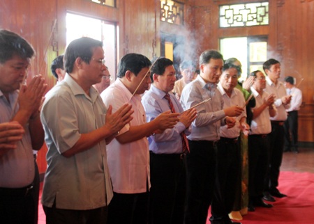 Triệu tấm lòng hướng về Làng Sen quê Bác - 3 Lãnh đạo tỉnh Nghệ An dâng hương tưởng nhớ Bác Hồ.