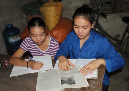 Bố bỏ đi, mẹ đau yếu, tân sinh viên không có tiền nhập học - 3 Có thể Mai sẽ phải xếp sách vở cất vào tủ, từ bỏ giấc mơ là cô giáo vì không có tiền để nhập học.