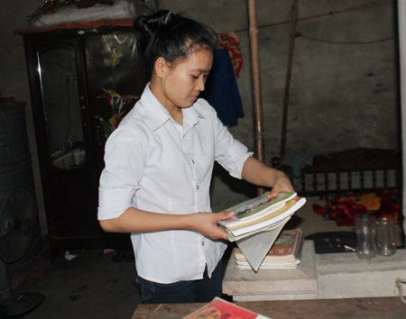 Bố bỏ đi, mẹ đau yếu, tân sinh viên không có tiền nhập học - 2 Có thể Mai sẽ phải xếp sách vở cất vào tủ, từ bỏ giấc mơ là cô giáo vì không có tiền để nhập học.