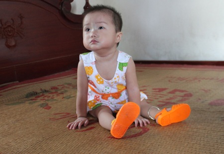Mắc bệnh tim phức tạp, tính mạng bé 1 tuổi như đèn treo trước gió - 1 1 tuổi nhưng bé Hoàng Lê Khánh Thy vẫn chưa ngồi vững do sức khỏe yếu.