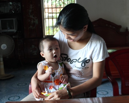 Mắc bệnh tim phức tạp, tính mạng bé 1 tuổi như đèn treo trước gió - 2 1 tuổi nhưng bé Hoàng Lê Khánh Thy vẫn chưa ngồi vững do sức khỏe yếu.
