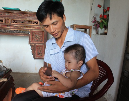 Mắc bệnh tim phức tạp, tính mạng bé 1 tuổi như đèn treo trước gió - 3 1 tuổi nhưng bé Hoàng Lê Khánh Thy vẫn chưa ngồi vững do sức khỏe yếu.