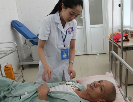Lão nông dân và niềm mong mỏi có tiền để níu giữ sự sống - 2 Hiện tại ghép tủy là cách duy nhất để kéo dài sự sống cho ông Đạo.