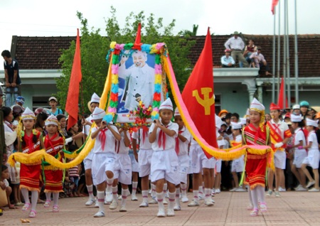 Chen nhau đứng trên... ngọn cây, nóc nhà xem duyệt nghi thức Đội - 1 Chen nhau đứng trên... ngọn cây, nóc nhà xem duyệt nghi thức Đội