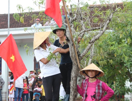 Chen nhau đứng trên... ngọn cây, nóc nhà xem duyệt nghi thức Đội - 10 Các chị phụ nữ cũng không ngần ngại leo cành cây