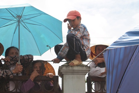 Chen nhau đứng trên... ngọn cây, nóc nhà xem duyệt nghi thức Đội - 14 Một cậu bé ngồi rất nguy hiểm