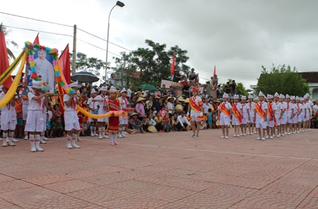 Chen nhau đứng trên... ngọn cây, nóc nhà xem duyệt nghi thức Đội - 2 Chen nhau đứng trên... ngọn cây, nóc nhà xem duyệt nghi thức Đội