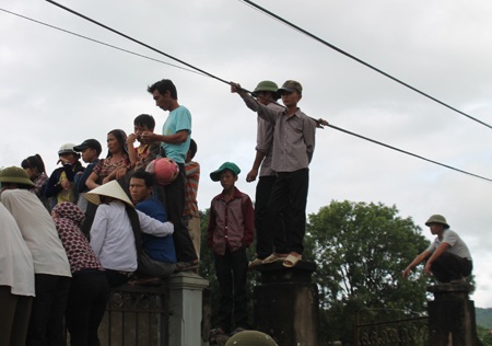 Chen nhau đứng trên... ngọn cây, nóc nhà xem duyệt nghi thức Đội - 15 Níu cả dây điện!