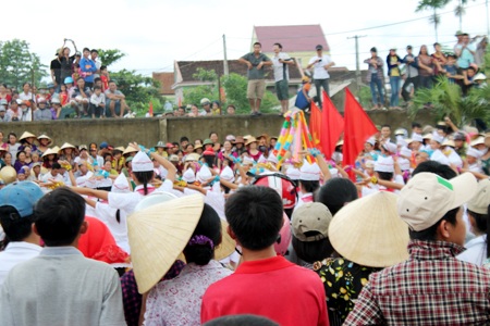 Chen nhau đứng trên... ngọn cây, nóc nhà xem duyệt nghi thức Đội - 3 Đông nghịt người xem