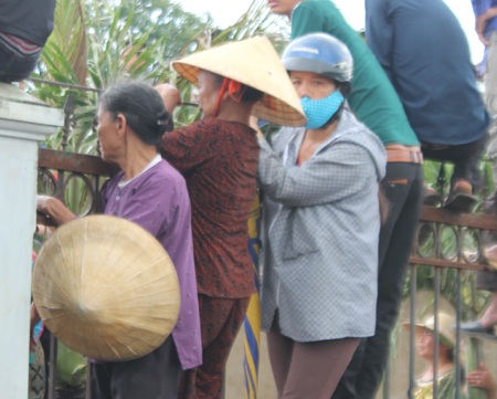 Chen nhau đứng trên... ngọn cây, nóc nhà xem duyệt nghi thức Đội - 12 Cụ bà cũng đu tường rào để cổ vũ cho các cháu...