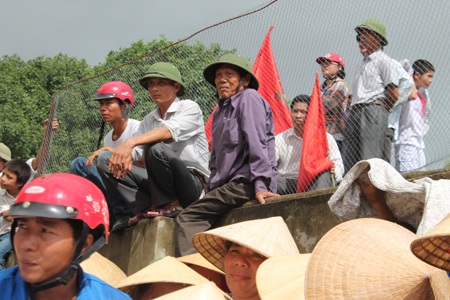 Chen nhau đứng trên... ngọn cây, nóc nhà xem duyệt nghi thức Đội - 13 Một cậu bé ngồi rất nguy hiểm