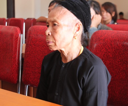 Nỗi đau bóng xế - 2 Bà Lô Thị Hồng cùng lúc phải chịu hai nỗi đau khi một đứa con trai bị chết, một đứa phải ngồi tù.