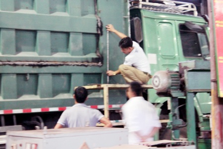 “Trảm” 30 xe “hổ vồ” cơi nới thùng xe, vượt tải trọng gấp 3 - 2 Nhiều xe tự ý cơi nới thùng xe lên đến hơn 1m so với thiết kế ban đầu.