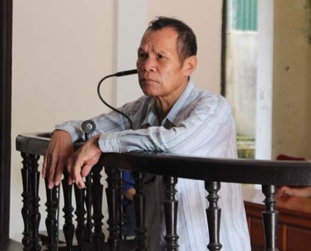 Lão râu xanh Trương Văn Cùng trước vành móng ngựa.