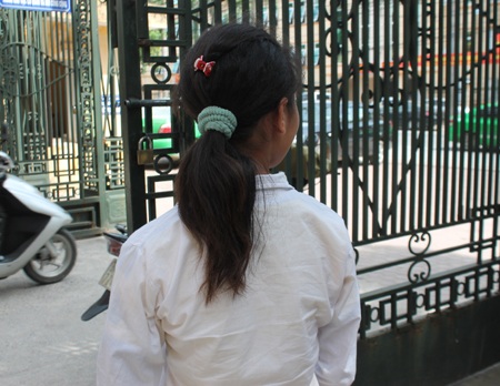 Bị cáo Trương Văn Cùng tỳ cả người vào vành móng ngựa cho đỡ mỏi chân để nghe tòa tuyên án.