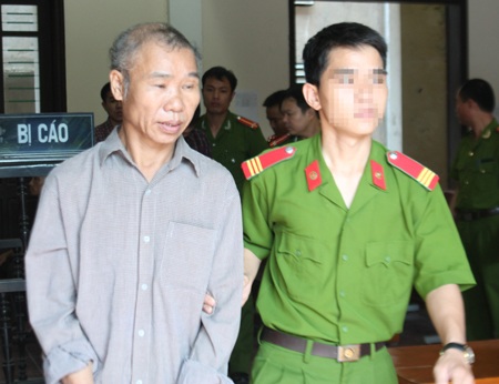 Bị đánh chết vì chửi đổng sau chơi bài - 1 Bị cáo Lê Nhật Đức được dẫn giải ra khỏi phiên t