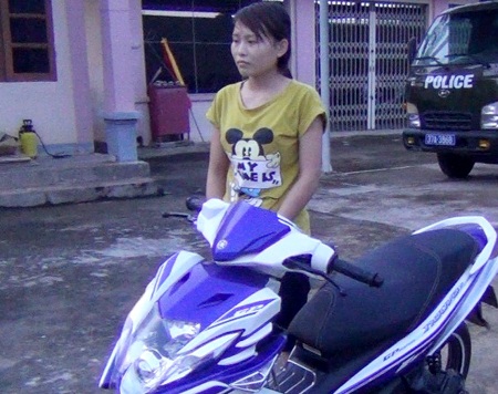 Em gái vợ đâm thủng cổ anh rể rồi cướp xe máy - 1 Hà Thị Thương cùng với chiếc xe máy cướp của anh rể tại cơ quan điều tra CA huyện Nghĩa Đàn.