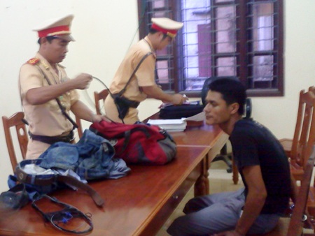 Vi phạm luật giao thông, “lộ” đồ nghề câu trộm chó và súng - 1 Đối tượng Nguyễn Văn Hùng cùng bộ đồ nghề câu trộm chó tại cơ quan chức năng (ảnh T.N).