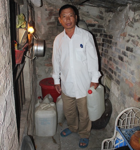 Hàng chục hộ dân gần nửa thế kỷ “ở tạm” giữa lòng thành phố - 3 Chị Nguyễn Thị Loan và căn nhà xệp xệ, chật chội.