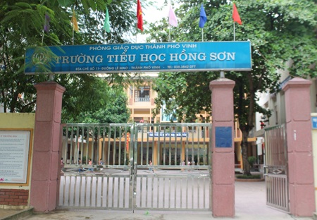 Học sinh mang phù hiệu sai suốt 3 năm học - 1 Học sinh mang phù hiệu sai suốt 3 năm học