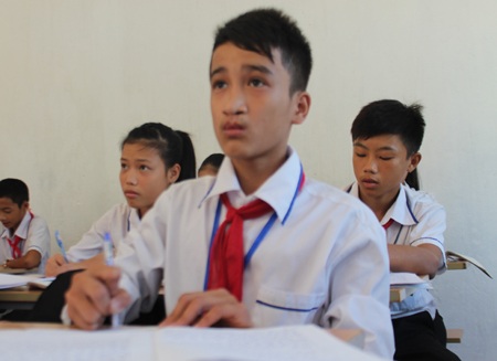 Cậu học trò mồ côi và giấc mơ trở thành cảnh sát biển - 1 Học học trò mồ côi học giỏi Nguyễn Trọng Mến.