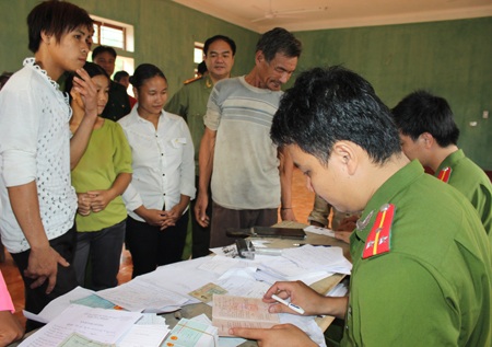 Vượt núi vào bản làm chứng minh thư cho “tộc người ngủ ngồi”