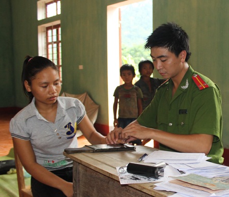 Lấy dấu vân tay phục vụ công tác làm giấy CMTND cho người dân Đan Lai.