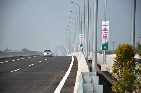 Kiểm tra kỹ lốp xe trước khi vào cao tốc TPHCM - Long Thành - Dầu Giây - 1 Các phương tiện lưu thông trên cao tốc HLD được chạy tối đa 120km/h kể từ ngày 1/1/2014