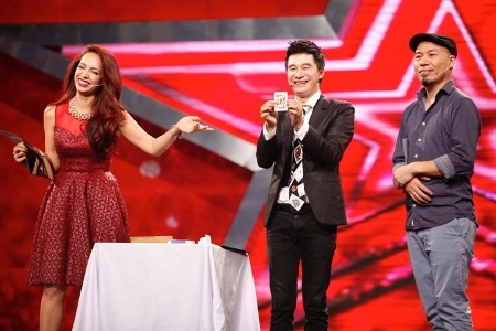 Trổ tài lồng tiếng 10 nhân vật trong phim, thí sinh Vietnam’s got talent vẫn bị loại - 4 Giám khảo Thúy Hạnh và Huy Tuấn thích thú trước màn ảo thuật của Cao Luận