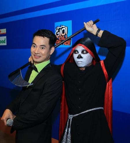 Trấn Thành, Việt Hương cùng với nghệ sĩ hài Tự Long cùng tạo dáng hài hước trước ống kính