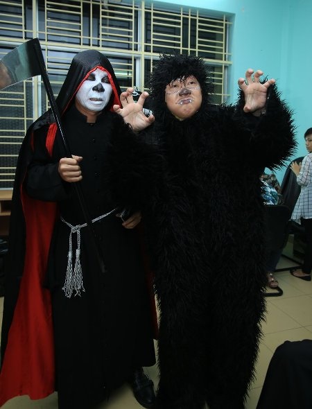 Nghệ sĩ Chí Tài hóa trang thành một chú gấu khổng lồ bên cạnh thần chết Công Lý