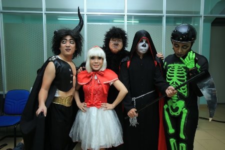 Nghệ sĩ Chí Tài hóa trang thành một chú gấu khổng lồ bên cạnh thần chết Công Lý