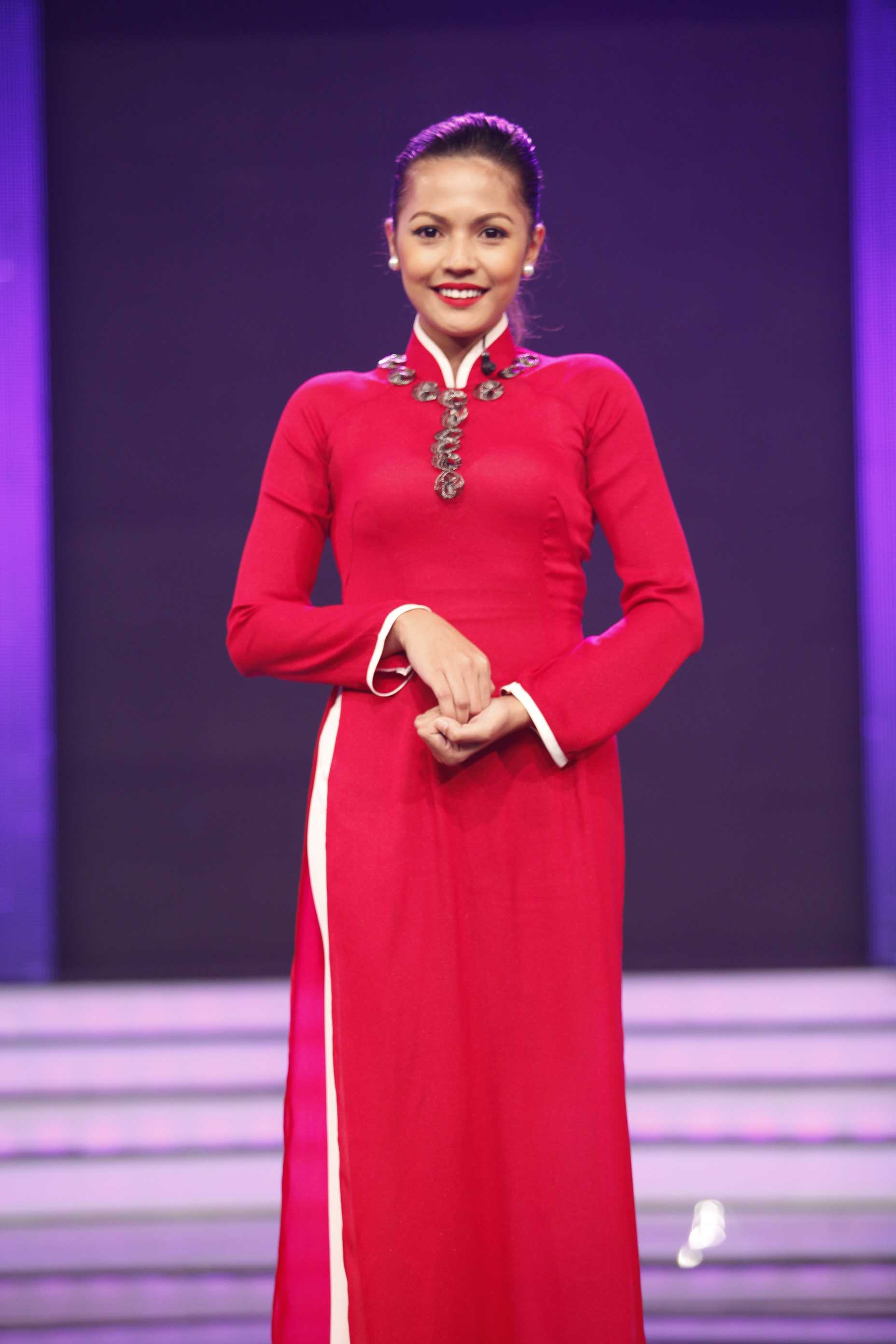 Nữ giám khảo người Philippines duyên dáng trong tà áo dài Việt