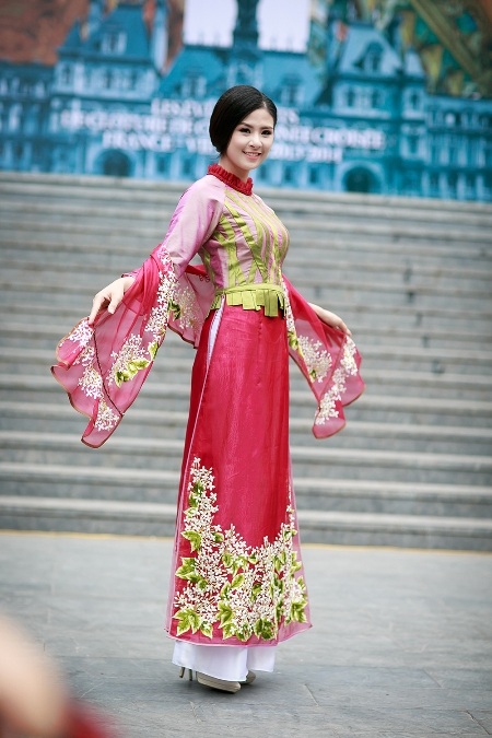 Hoa hậu Ngọc Hân rực rỡ trong sắc màu thổ cẩm - 2 Dù đang bận rộn trong vai trò giám khảo của đêm chung kết phía bắc