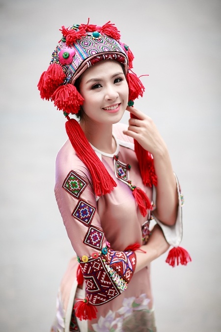 Hoa hậu Ngọc Hân rực rỡ trong sắc màu thổ cẩm - 3 Dù đang bận rộn trong vai trò giám khảo của đêm chung kết phía bắc