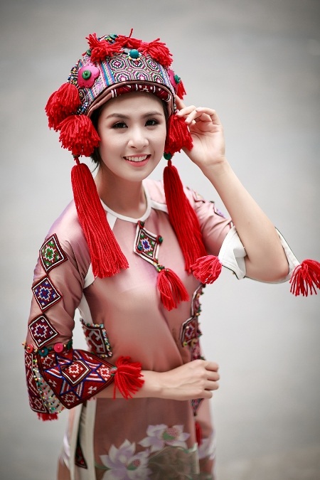 Hoa hậu Ngọc Hân rực rỡ trong sắc màu thổ cẩm - 4 Dù đang bận rộn trong vai trò giám khảo của đêm chung kết phía bắc