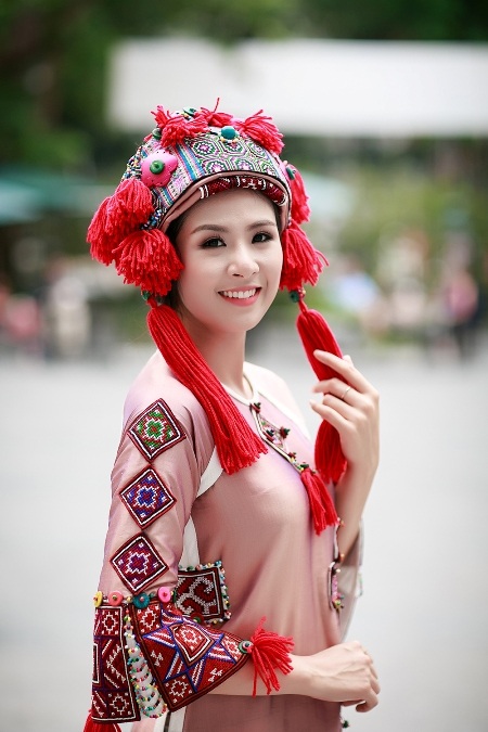 Hoa hậu Ngọc Hân rực rỡ trong sắc màu thổ cẩm - 5 Dù đang bận rộn trong vai trò giám khảo của đêm chung kết phía bắc