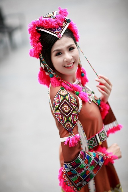 Hoa hậu Ngọc Hân rực rỡ trong sắc màu thổ cẩm - 6 Vì vậy, cựu hoa hậu Việt Nam tỏ ra rất vinh dự và háo hức:
