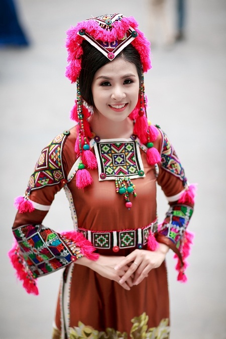 Hoa hậu Ngọc Hân rực rỡ trong sắc màu thổ cẩm - 7 Vì vậy, cựu hoa hậu Việt Nam tỏ ra rất vinh dự và háo hức:
