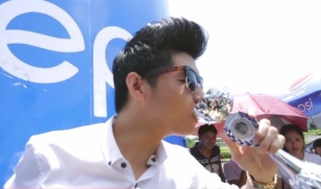Hài hước clip giới trẻ khoe ly “độc” và “lạ” - 1 Hài hước clip giới trẻ khoe ly “độc” và “lạ”