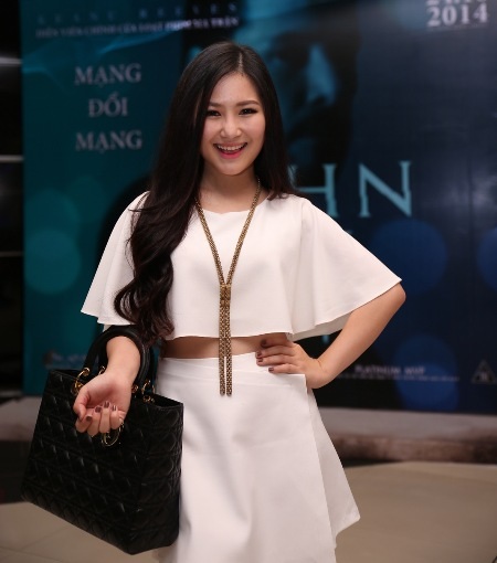 Hương Tràm tránh né trả lời về scandal phản cảm